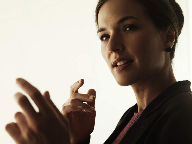 西方人,脸,头,脸颊,手,一个人,商务人士,商务女性,站,横图,室内,特写,白天,白色背景,侧面,欧洲,欧洲人,双手,仅一个年轻女性,仅一个女性,仅一个人,套装,注视,肩膀,观察,看,站着,手部,摄影,影棚,观看,察看,解释,关注,商务装,工薪阶层,年轻女性,女人,女性,白种人,头部,脸部,脸蛋,面部,白领,上班族,站立,半身,彩图,影棚拍摄,拍摄