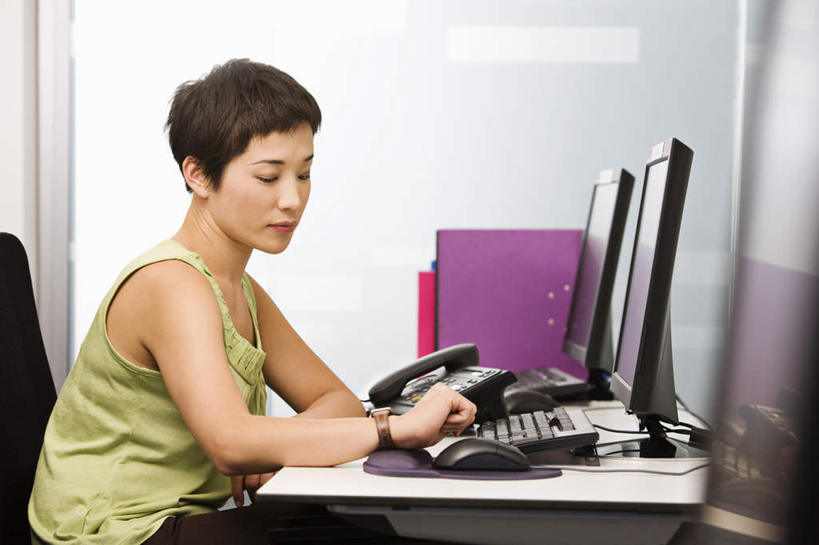 东方人,一个人,商务人士,商务女性,办公室,坐,打电话,横图,室内,白天,侧面,电脑,显示器,鼠标,键盘,窗户,家具,桌子,龟,电话,椅子,亚洲,仅一个年轻女性,仅一个女性,仅一个人,套装,网络,办公桌,注视,黄种人,输入设备,通讯设备,海洋生物,玻璃窗,话筒,会议椅,观察,看,健康,电话线,台式电脑,观看,办公椅,玳瑁,察看,固定电话,关注,水生动物,坚定,通信设备,商务装,水生物,工薪阶层,输出设备,海底动物,办公家具,长寿,商务椅,培训椅,瑇玳,瑁,十三鳞,文甲,交流,年轻女性,女人,女性,亚洲人,白领,上班族,电话机,海龟,沟通,通话,坐着,半身,彩图