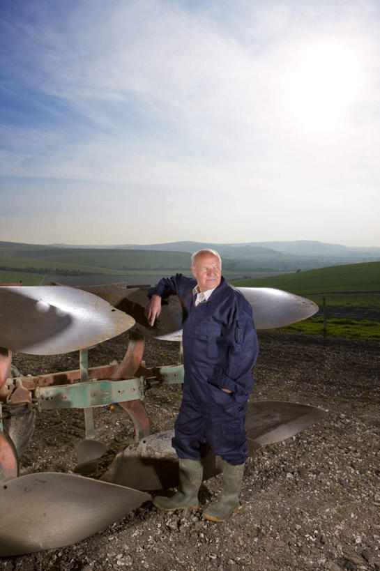 西方人,一个人,农民,农田,站,竖图,室外,白天,正面,庄稼,农作物,欧洲,欧洲人,仅一个男性,仅一个人,阴影,服装,光线,影子,耕田,云,云朵,云彩,注视,衣服,蓝色,白云,蓝天,天空,阳光,天,观察,看,站着,仅一个老年男性,搭,服饰,晴朗,观看,察看,衣着,穿着,搭着,关注,手插袋,单手插袋,种田,农具,犁,单手抄兜,单手放兜,耕具,衣饰,老年男性,男人,男性,白种人,晴空,佃农,农场主,农夫,农工,乡下人,小农,庄稼人,插兜,手插兜,手放口袋,站立,彩图,全身,耕地,庄稼田,手抄兜