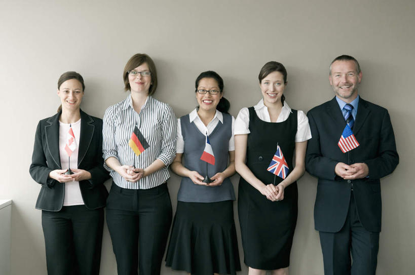 东方人,西方人,同事,商务人士,商务男性,商务女性,站,笑,微笑,露齿笑,横图,室内,白天,正面,衬衫,成功,合作,团队,集体,信心,旗帜,国旗,欧洲,欧洲人,亚洲,五个人,一排,握,阴影,套装,整齐,反射,影子,墙,领带,许多人,拿,拿着,注视,黄种人,队伍,星条旗,墙壁,墙面,排列,观察,看,站着,一群人,握着,美国国旗,观看,察看,领导,象征,庄重,成就,队列,关注,商务装,身份,合伙,领袖,加拿大国旗,工薪阶层,法国国旗,德国国旗,正式,地位,男人,男性,年轻女性,女人,女性,中年男性,白种人,亚洲人,白领,上班族,旗,站立,半身,彩图,衬衣,美利坚合众国国旗,四面