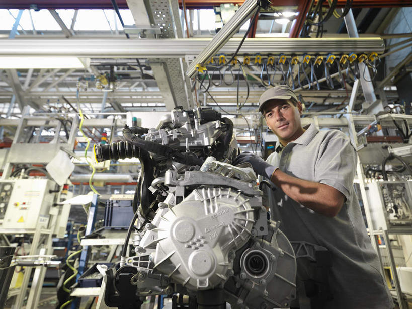 西方人,一个人,工厂,站,横图,室内,白天,仰视,机器,帽子,欧洲,欧洲人,仅一个男性,仅一个人,仅一个中年男性,服装,检查,注视,运动帽,衣服,观察,看,站着,发动机,机械,鸭舌帽,服饰,庞大,观看,复杂,察看,衣着,穿着,关注,搜检,衣饰,繁杂,查察,查抄,检察,审查,男人,男性,中年男性,白种人,站立,半身,彩图,低角度拍摄,工地,制造厂