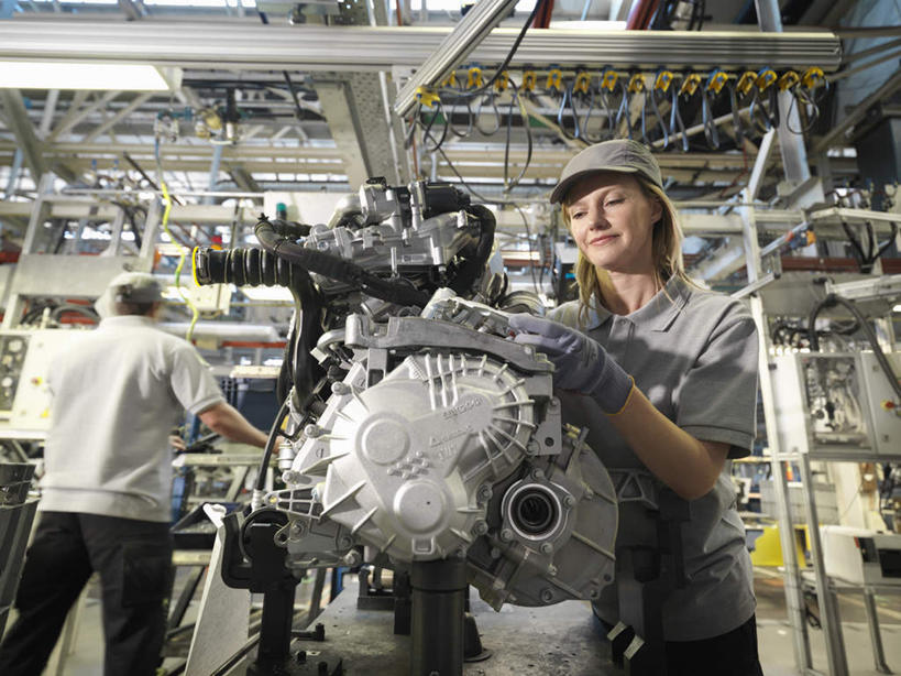 西方人,两个人,伙伴,朋友,工厂,站,横图,室内,白天,仰视,友谊,合作,团队,机器,帽子,欧洲,欧洲人,服装,检查,注视,运动帽,衣服,观察,看,站着,发动机,机械,鸭舌帽,战略,服饰,庞大,观看,复杂,察看,衣着,穿着,关注,联合,合谋,搜检,衣饰,繁杂,查察,查抄,检察,审查,配合,协作,男人,男性,女人,女性,中年男性,中年女性,白种人,站立,半身,彩图,低角度拍摄,工地,制造厂