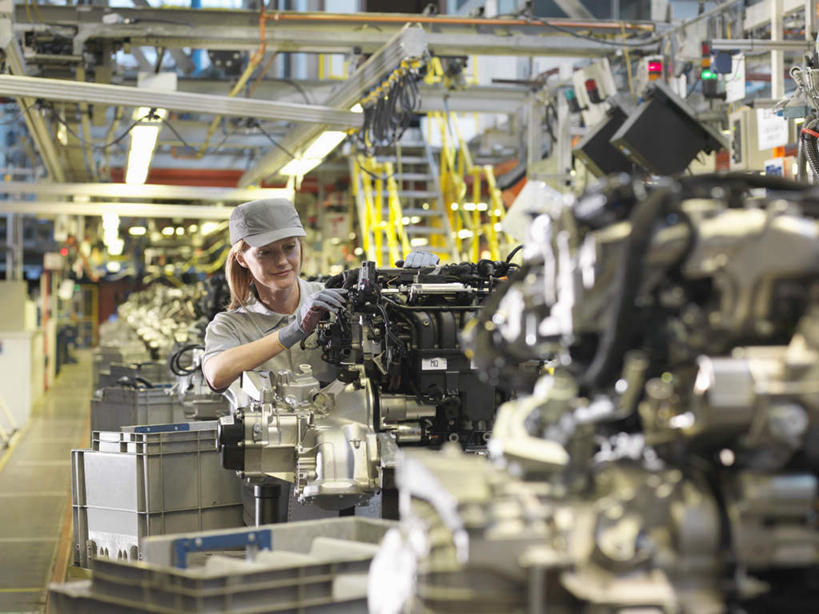 西方人,一个人,工厂,站,横图,室内,白天,正面,机器,帽子,欧洲,欧洲人,仅一个女性,仅一个人,服装,检查,朦胧,模糊,注视,运动帽,衣服,观察,看,站着,仅一个中年女性,发动机,机械,鸭舌帽,服饰,庞大,观看,复杂,察看,衣着,穿着,关注,搜检,衣饰,繁杂,查察,查抄,检察,审查,女人,女性,中年女性,白种人,站立,半身,彩图,工地,制造厂