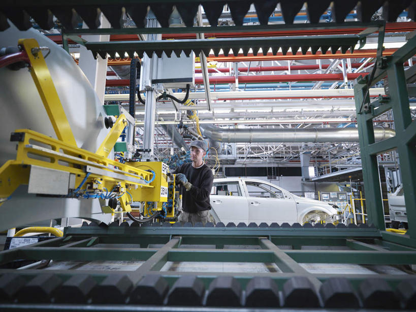 西方人,一个人,工厂,站,横图,室内,白天,仰视,汽车,帽子,欧洲,欧洲人,仅一个男性,仅一个人,服装,检查,注视,运动帽,车,仅一个年轻男性,衣服,交通工具,轿车,观察,看,站着,鸭舌帽,服饰,观看,察看,衣着,穿着,关注,载具,搜检,衣饰,查察,查抄,检察,审查,男人,男性,年轻男性,白种人,站立,半身,彩图,低角度拍摄,工地,制造厂