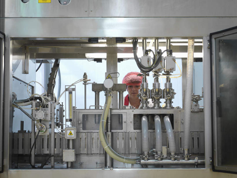 西方人,一个人,工厂,坐,横图,室内,白天,正面,欧洲,欧洲人,仅一个女性,仅一个人,握,服装,检查,标志,数字,文字,字符,指针,拿,拿着,注视,标识,水管,衣服,白色,观察,看,仅一个中年女性,握着,阿拉伯数字,服饰,观看,软管,察看,衣着,白大褂,穿着,关注,仪表盘,实验服,搜检,衣饰,查察,查抄,检察,审查,女人,女性,中年女性,白种人,坐着,半身,彩图,工地,制造厂,实验衣