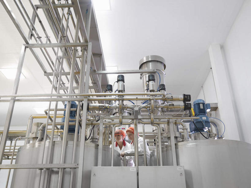 西方人,两个人,伙伴,朋友,工厂,站,横图,室内,白天,仰视,友谊,合作,团队,欧洲,欧洲人,握,服装,检查,管子,拿,拿着,注视,管道,衣服,白色,观察,看,站着,战略,握着,服饰,观看,察看,衣着,白大褂,穿着,关注,实验服,联合,合谋,搜检,衣饰,查察,查抄,检察,审查,配合,协作,女人,女性,中年女性,白种人,站立,半身,彩图,低角度拍摄,工地,制造厂,实验衣