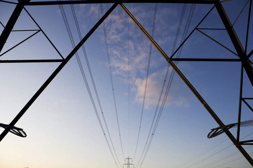 无人,横图,室外,白天,仰视,英国,欧洲,阴影,电力,光线,钢材,电缆,电线,影子,支架,云,云朵,云彩,电塔,英格兰,蓝色,白云,蓝天,天空,阳光,天,能源,晴朗,支撑,资源,西欧,供电设备,大不列颠,高压电塔,高压输电线,大不列颠及北爱尔兰联合王国,高压电线塔,高压塔,大不列颠联合王国,日不落英帝国,英吉利,赫特福德郡,晴空,彩图,低角度拍摄