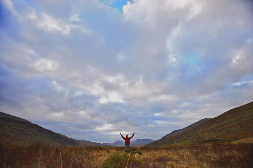 西方人,一个人,公园,站,举,伸展双臂,横图,室外,白天,正面,旅游,度假,美景,山,山脉,植物,英国,欧洲,欧洲人,仅一个男性,仅一个人,仅一个中年男性,阴影,服装,枯萎,光线,影子,景观,山峰,云,云朵,枯草,山峦,云彩,休闲装,娱乐,草,衣服,黄色,红色,蓝色,白云,蓝天,天空,阳光,自然,群山,天,托,站着,享受,休闲,休闲服,景色,放松,服饰,晴朗,国家公园,西欧,自然风光,大不列颠,威尔士,大不列颠及北爱尔兰联合王国,大不列颠联合王国,日不落英帝国,威尔士公国,格温内思郡,斯诺登山,坎布里亚山脉,雪墩山国家公园,男人,男性,中年男性,白种人,晴空,敞开双臂,举起,举手,举着,伸开双臂,向上举,向上伸,向上托,展开双肩,站立,张开手臂,张开双臂,彩图,全身