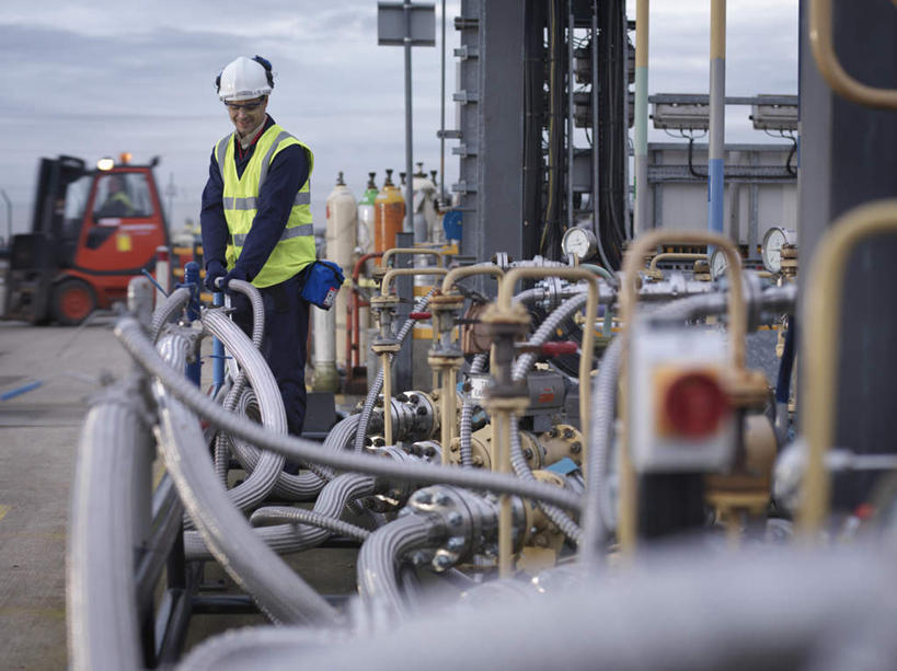 西方人,一个人,栏杆,码头,站,笑,微笑,露齿笑,横图,室外,白天,正面,工作服,制服,港口,帽子,欧洲,欧洲人,仅一个男性,仅一个人,仅一个中年男性,检查,头盔,围栏,注视,护栏,安全帽,观察,看,站着,观看,察看,关注,搜检,工作制服,查察,查抄,检察,审查,男人,男性,中年男性,白种人,站立,半身,彩图,工作套服,摆渡口,埠头,渡口,渡头,港湾,海港,货运码头,口岸,商港,安全服,反光背心,反光服,反光衣