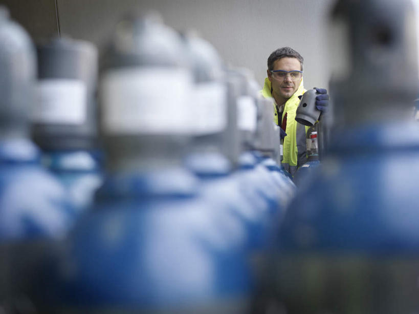 西方人,一个人,站,横图,室外,白天,正面,工作服,制服,欧洲,欧洲人,仅一个男性,仅一个人,仅一个中年男性,一排,许多,朦胧,模糊,整齐,墙,很多,注视,墙壁,墙面,排列,容器,观察,看,站着,观看,储藏,察看,储存,队列,关注,煤气罐,工作制服,男人,男性,中年男性,白种人,站立,半身,彩图,工作套服,贮存