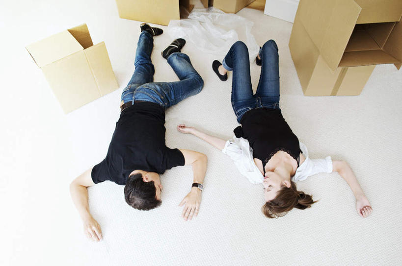 西方人,两个人,家庭,夫妻,躺,横图,俯视,室内,白天,爱情,地板,欧洲,欧洲人,一堆,堆叠,堆积,服装,包装,纸箱,浪漫,注视,休闲装,衣服,容器,箱子,观察,看,趴着,休闲,温暖,温馨,一家人,休闲服,恩爱,恋人,服饰,观看,堆,和睦,察看,关注,纸板箱,包装箱,衣鱼,卧着,男人,男性,年轻女性,女人,女性,中年男性,白种人,年轻人,夫妇,情侣,趴,躺着,卧,彩图,高角度拍摄,全身,伴侣,融洽