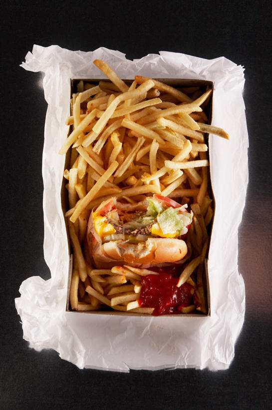 无人,竖图,俯视,室内,特写,白天,烹饪,西餐,餐桌,桌子,黑色背景,包装,包装纸,纸,调料,酱料,酱汁,茄汁,佐料,汉堡,料理,食品,纸张,调味品,调味料,番茄酱,薯条,酱,菜肴,美食,食物,快餐,西式,摄影,佳肴,影棚,餐台,包装材料,西式快餐,垃圾食品,糯米纸,彩图,高角度拍摄,影棚拍摄,拍摄