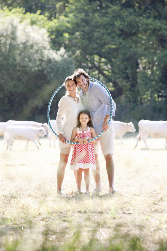 西方人,儿童,中年人,三个人,家庭,夫妻,母亲,父亲,女儿,站,笑,微笑,露齿笑,竖图,室外,白天,正面,爱情,锻炼,纯洁,运动,草地,草坪,植物,牛,欧洲,欧洲人,握,阴影,服装,朦胧,模糊,光线,影子,浪漫,拿,拿着,扭头,注视,休闲装,运动器械,草,树,树木,一个,小孩,衣服,绿色,阳光,自然,动物,观察,看,靠,靠着,站着,转头,休闲,温暖,温馨,父女,母女,三口之家,一家人,休闲服,健身器械,家畜,恩爱,父爱,可爱,母爱,童年,童趣,握着,恋人,服饰,牲畜,生长,单个,成长,观看,和睦,察看,关注,五头,呼啦圈,健身器材,童真,烂漫,无邪,健身圈,体育,天真,男人,男性,女孩,女人,女性,中年男性,中年女性,白种人,孩子,夫妇,情侣,站立,彩图,全身,健身,伴侣,融洽,运动器材,女生