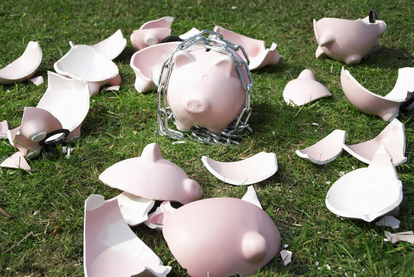 无人,横图,俯视,室外,特写,白天,草地,草坪,植物,破坏,草,绿色,容器,储蓄罐,链子,器皿,储蓄,存钱,金融,理财,经济,损坏,资金,存钱罐,毁坏,存款,流通,贸易,贮钱罐,储钱罐,扑满,彩图,高角度拍摄