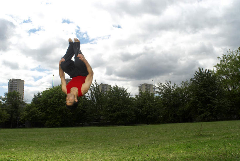 西方人,一个人,高楼大厦,跳,横图,室外,白天,正面,运动服,锻炼,旅游,度假,运动,草地,草坪,植物,大厦,建筑,摩天大楼,欧洲,欧洲人,仅一个男性,仅一个人,翻,服装,云,云朵,滚,云彩,注视,娱乐,草,树,树木,仅一个年轻男性,衣服,蓝色,绿色,白云,蓝天,天空,自然,楼宇,天,观察,看,享受,休闲,放松,服饰,生长,晴朗,成长,翻跟斗,观看,翻跟头,察看,衣着,穿着,关注,室外运动,户外运动,衣饰,翻筋斗,体育,男人,男性,年轻男性,白种人,晴空,卧,彩图,全身,健身,大楼,高层建筑,高楼,摩天楼,转体,运动装