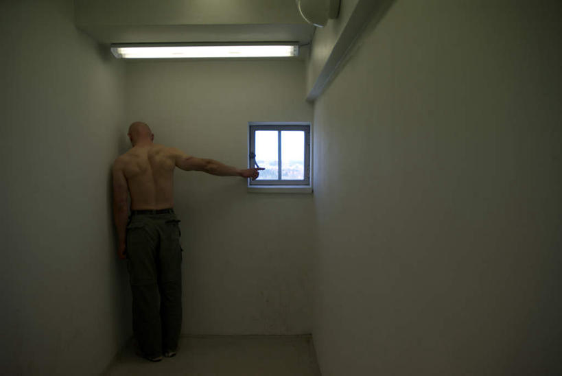 西方人,一个人,站,横图,室内,白天,窗户,照明,欧洲,欧洲人,仅一个男性,仅一个人,仅一个中年男性,指,阴影,裤子,光线,影子,墙,灯光,注视,方向,顶灯,裸露,玻璃窗,墙壁,墙面,灯,背面,灯具,观察,看,手势,站着,监狱,观看,照亮,察看,监禁,指向,束缚,犯人,食指,照明设备,关注,裸,关押,监牢,牢狱,监管,禁闭,罪人,男人,男性,中年男性,白种人,看守,站立,彩图,全身