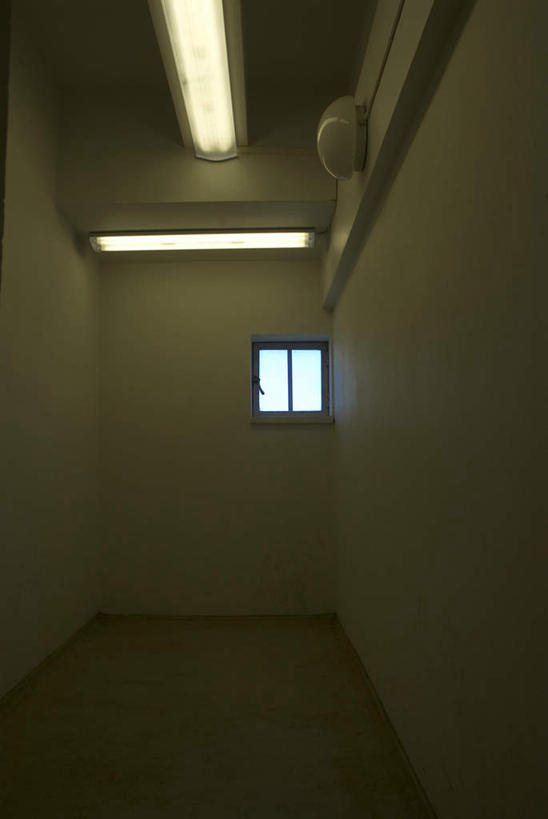 无人,竖图,室内,白天,正面,窗户,照明,欧洲,芬兰,阴影,光线,影子,墙,灯光,首都,顶灯,玻璃窗,墙壁,墙面,灯,灯具,监狱,照亮,监禁,束缚,照明设备,北欧,关押,监牢,牢狱,监管,禁闭,芬兰共和国,赫尔辛基,看守,彩图