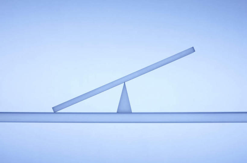 无人,横图,室内,特写,白天,正面,实验,仪器,桌子,静物,天平,阴影,蓝色背景,研究,反射,分析,化学,测试,影子,平衡,摄影,影棚,衡量,计量,试验耗材,实验用品,床上桌,懒人桌,秤,天平称,天平秤,彩图,影棚拍摄,拍摄