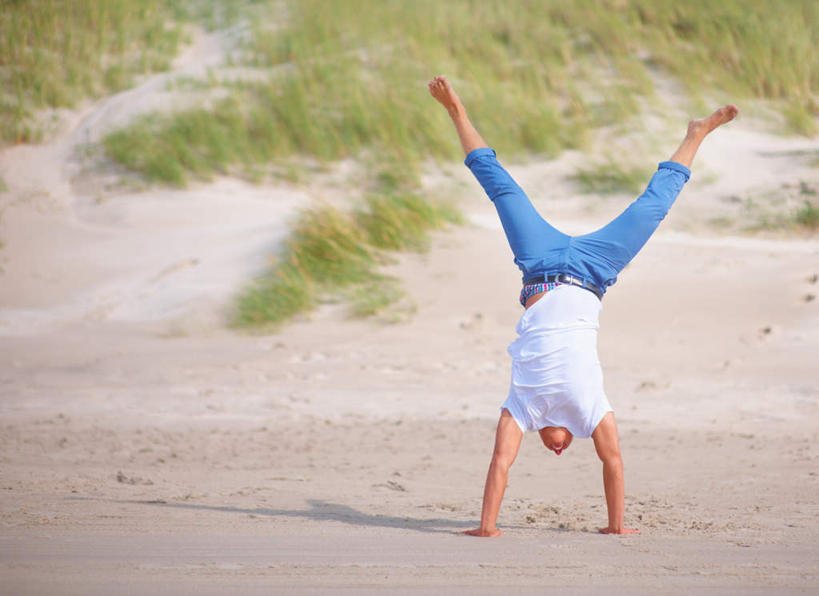 西方人,腿部,脚,脚趾,脚趾甲,腿,一个人,跳,横图,室外,白天,正面,锻炼,运动,草地,草坪,沙滩,植物,欧洲,欧洲人,仅一个男性,仅一个人,撑,翻,阴影,服装,裤子,光线,沙子,影子,海岸,沙地,滚,注视,牛仔裤,休闲装,光脚,草,仅一个年轻男性,衣服,绿色,阳光,观察,看,休闲,赤脚,休闲服,服饰,翻跟斗,观看,张开双腿,翻跟头,察看,撑着,关注,展开双腿,翻筋斗,体育,男人,男性,年轻男性,白种人,脚指甲,海滩,卧,彩图,全身,健身,转体,伸展双腿