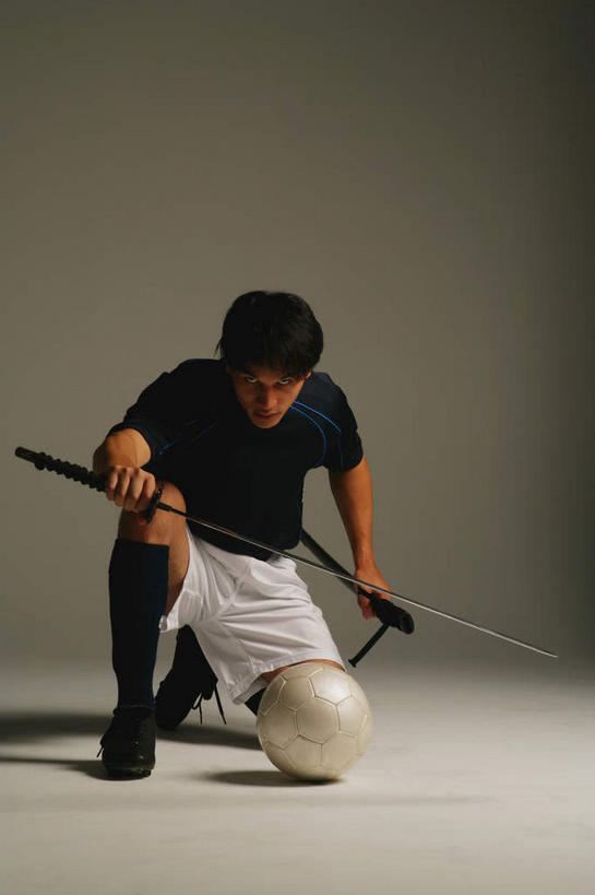 西方人,一个人,运动员,站,跪,蹲,竖图,室内,白天,白色背景,正面,运动服,锻炼,运动,竞争,足球,欧洲,欧洲人,仅一个男性,仅一个人,对抗,握,阴影,服装,冲突,反射,武士刀,影子,刀具,足球装备,拿,拿着,注视,破坏,运动器械,仅一个年轻男性,一个,衣服,白色,刀,观察,看,站着,健身器械,武器,战争,盯,握着,摄影,服饰,影棚,单个,观看,瞪,损坏,察看,攻击,威胁,衣着,穿着,对立,关注,矛盾,兵器,防御,健身器材,刀鞘,日本刀,敌对,挫败,斗争,抗拒,抗衡,冷兵器,蹴鞠,凶器,杀伤,威慑,东洋刀,东瀛刀,日本武士刀,衣饰,体育,危险,足球运动,男人,男性,年轻男性,白种人,体育运动员,运动选手,蹲着,跪着,站立,彩图,全身,影棚拍摄,健身,拍摄,运动器材,运动装