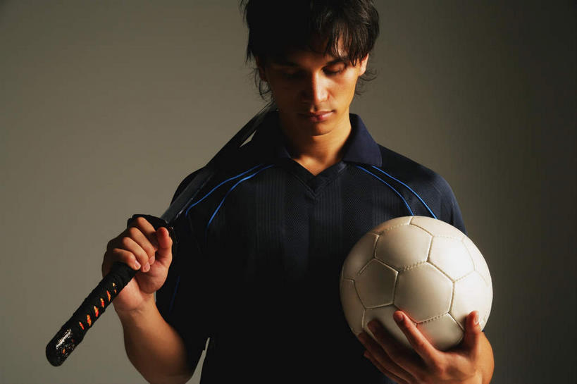 西方人,脸,头,脸颊,一个人,运动员,站,捧,横图,室内,白天,正面,运动服,锻炼,运动,竞争,足球,欧洲,欧洲人,仅一个男性,仅一个人,对抗,握,阴影,服装,冲突,反射,武士刀,影子,刀具,足球装备,拿,拿着,注视,破坏,运动器械,仅一个年轻男性,一个,骑,衣服,白色,刀,观察,看,扛,站着,健身器械,武器,战争,盯,握着,服饰,单个,观看,瞪,损坏,察看,攻击,威胁,衣着,穿着,对立,关注,矛盾,兵器,防御,健身器材,日本刀,敌对,挫败,斗争,抗拒,抗衡,冷兵器,蹴鞠,凶器,杀伤,威慑,东洋刀,东瀛刀,日本武士刀,衣饰,扛在肩上,骑在肩上,体育,危险,足球运动,男人,男性,年轻男性,白种人,头部,脸部,脸蛋,面部,体育运动员,运动选手,端,端着,捧着,手捧,站立,半身,彩图,健身,运动器材,运动装