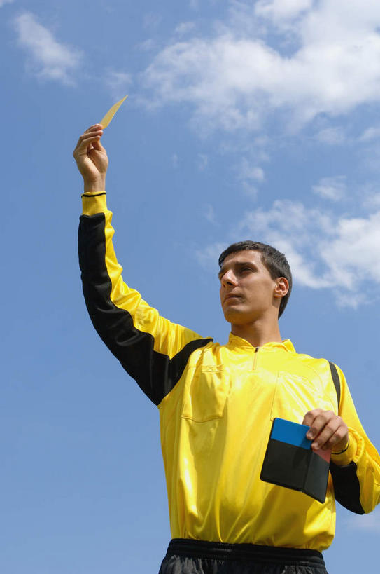 西方人,一个人,运动员,足球场,站,举,竖图,室外,白天,仰视,运动服,足球,欧洲,欧洲人,仅一个男性,仅一个人,裁判,服装,云,云朵,看台,足球装备,黄牌,警告,云彩,运动器械,仅一个年轻男性,衣服,蓝色,白云,蓝天,天空,天,托,站着,健身器械,警示,服饰,禁止,提醒,衣着,穿着,提示,限制,惩罚,健身器材,绿茵场,违规,犯规,蹴鞠,衣饰,危险,足球运动,男人,男性,年轻男性,白种人,体育运动员,运动选手,举起,举手,举着,向上举,向上伸,向上托,站立,半身,彩图,低角度拍摄,足球比赛场地,运动器材,运动装