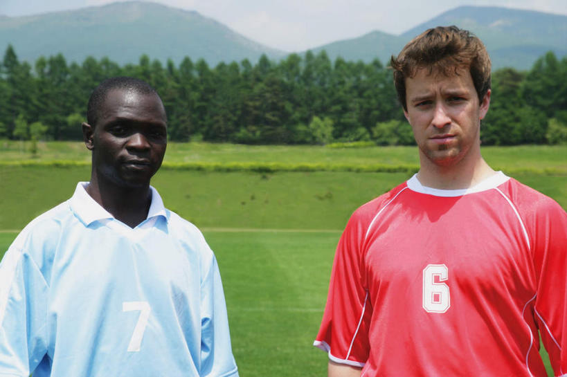 西方人,两个人,伙伴,朋友,运动员,足球场,站,横图,室外,白天,正面,运动服,友谊,草地,草坪,植物,欧洲,非洲,黑人,欧洲人,阴影,服装,朦胧,模糊,光线,标志,数字,文字,影子,字符,注视,标识,草,衣服,蓝色,绿色,蓝天,天空,阳光,天,观察,看,站着,阿拉伯数字,服饰,观看,察看,衣着,穿着,关注,队友,绿茵场,衣饰,友情,男人,男性,年轻男性,白种人,非洲人,体育运动员,运动选手,站立,半身,彩图,足球比赛场地,运动装