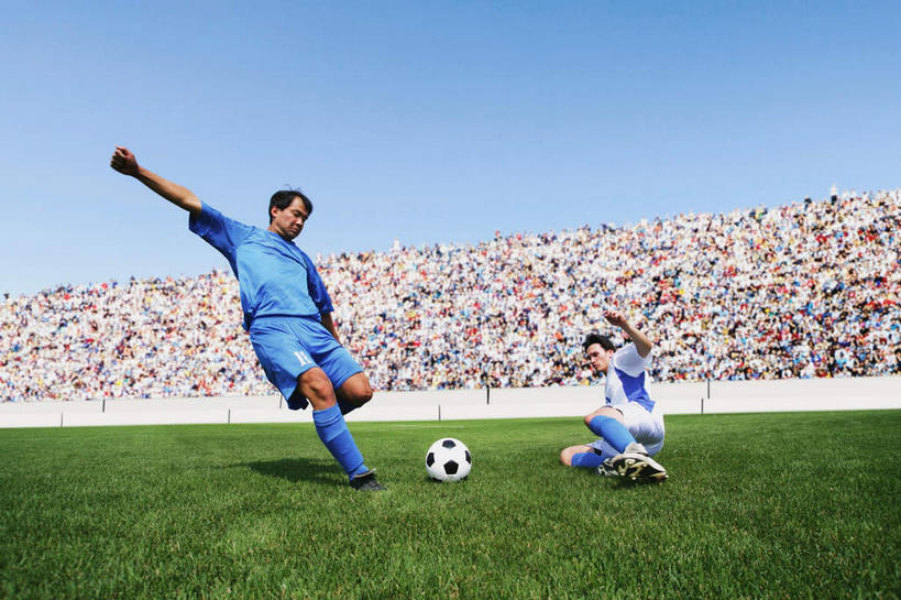 东方人,两个人,伙伴,朋友,观众,运动员,足球场,举,横图,室外,白天,正面,运动服,友谊,合作,团队,足球,草地,草坪,植物,亚洲,抬,踢,阴影,服装,朦胧,模糊,光线,铲球,影子,足球装备,铲,注视,黄种人,运动器械,草,衣服,蓝色,绿色,蓝天,天空,阳光,天,观察,看,托,健身器械,战略,姿势,服饰,观看,察看,姿态,衣着,穿着,关注,健身器材,绿茵场,联合,合谋,蹴鞠,动感,衣饰,姿式,配合,协作,足球运动,男人,男性,年轻男性,亚洲人,观赏人员,体育运动员,运动选手,举起,举手,举着,向上举,向上伸,向上托,彩图,全身,足球比赛场地,运动器材,运动装