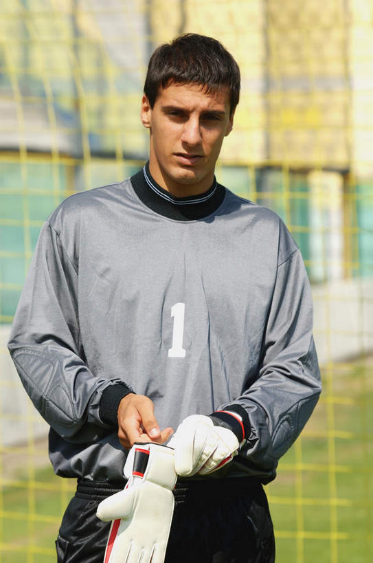 西方人,脸,头,脸颊,一个人,运动员,足球场,站,双手交叉,竖图,室外,白天,正面,运动服,锻炼,快乐,比赛,运动,竞争,草地,草坪,植物,欧洲,欧洲人,仅一个男性,仅一个人,守门员,阴影,服装,装饰,光线,标志,数字,文字,影子,字符,球网,注视,娱乐,标识,草,仅一个年轻男性,衣服,绿色,阳光,手套,观察,看,站着,休闲,温暖,阿拉伯数字,服饰,观看,保暖,华丽,点缀,察看,体育运动,御寒,关注,绿茵场,衬托,美观,雅致,雅观,足球网,体育,男人,男性,年轻男性,白种人,头部,脸部,脸蛋,面部,体育运动员,运动选手,十字手,站立,半身,彩图,健身,足球比赛场地,足球球网