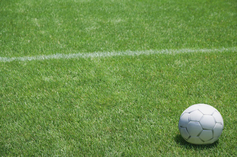 无人,足球场,横图,俯视,室外,白天,足球,草地,草坪,植物,阴影,花纹,光线,白线,影子,足球装备,运动器械,球,草,一个,绿色,白色,黑色,阳光,球体,健身器械,单个,斑纹,健身器材,绿茵场,蹴鞠,足球运动,彩图,高角度拍摄,足球比赛场地,运动器材