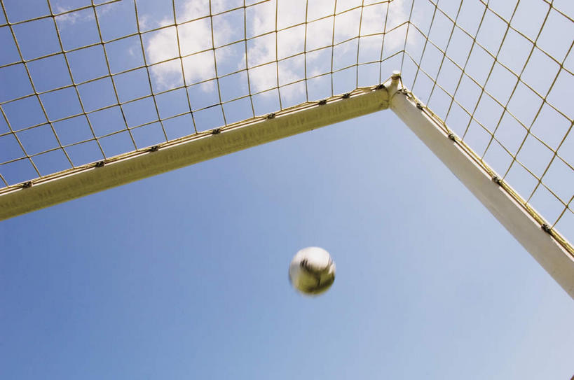 无人,横图,室外,白天,仰视,足球,飞翔,阴影,花纹,飞行,光线,球门,影子,云,云朵,球网,足球装备,翱翔,云彩,运动器械,飞,球,一个,蓝色,白色,黑色,白云,蓝天,天空,阳光,天,球体,健身器械,单个,斑纹,健身器材,蹴鞠,足球网,足球运动,彩图,低角度拍摄,足球球网,运动器材