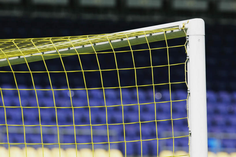 无人,横图,室外,白天,正面,足球,椅子,一排,一张,许多,朦胧,模糊,整齐,并列,并排,塑料,看台,球网,足球装备,很多,运动器械,排列,塑料制品,健身器械,队列,健身器材,平行,蹴鞠,足球网,足球运动,彩图,足球球网,运动器材