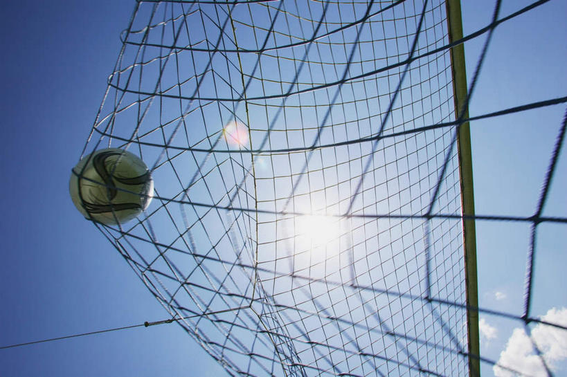 无人,横图,室外,白天,仰视,足球,一张,飞翔,阴影,花纹,飞行,光线,影子,云,云朵,球网,足球装备,翱翔,云彩,运动器械,飞,球,一个,蓝色,白色,黑色,白云,蓝天,天空,阳光,天,球体,健身器械,单个,斑纹,健身器材,蹴鞠,足球网,足球运动,彩图,低角度拍摄,足球球网,运动器材