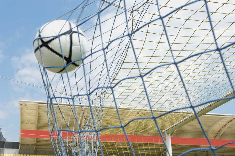 无人,横图,室外,白天,仰视,足球,飞翔,花纹,飞行,云,云朵,球网,足球装备,翱翔,云彩,运动器械,观众席,飞,球,一个,蓝色,白色,黑色,白云,蓝天,天空,天,球体,健身器械,单个,斑纹,健身器材,蹴鞠,足球网,足球运动,彩图,低角度拍摄,足球球网,运动器材