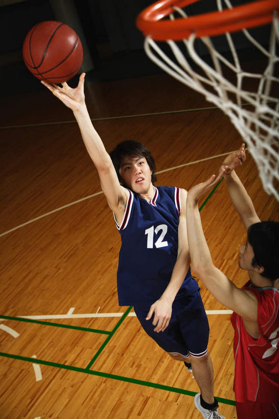 东方人,两个人,运动员,体育馆,运动场,跳,竖图,俯视,室内,白天,运动服,锻炼,快乐,比赛,运动,竞争,篮球,地板,亚洲,握,服装,圆形,篮筐,篮球架,分界线,篮球装备,篮板,地面,半空,弧形,拿,投篮,拿着,注视,黄种人,娱乐,运动器械,体育场,木地板,衣服,看,休闲,弧度,健身器械,扣篮,握着,服饰,弧线,体育运动,关注,环形,标线,健身器材,防守,篮球运动,运动馆,防卫,戍守,体育,男人,男性,年轻男性,亚洲人,体育运动员,运动选手,抬头,跳跃,仰头,半身,彩图,高角度拍摄,健身,运动器材