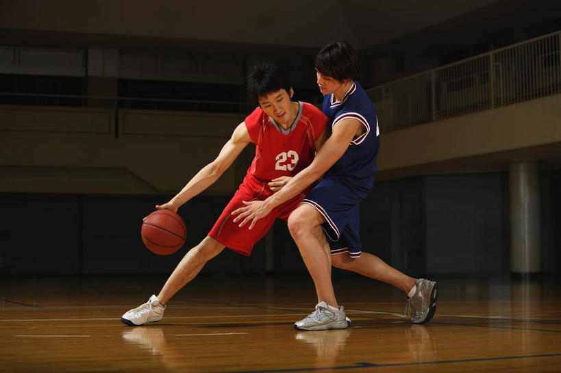 东方人,两个人,运动员,体育馆,运动场,横图,室内,白天,仰视,运动服,运动鞋,锻炼,快乐,比赛,运动,竞争,篮球,地板,鞋子,亚洲,握,服装,看台,篮球装备,篮板,地面,拿,拿着,黄种人,娱乐,运动器械,体育场,木地板,衣服,靠,靠着,倚靠,休闲,健身器械,握着,服饰,倚着,体育运动,健身器材,防守,篮球运动,运动馆,防卫,戍守,体育,男人,男性,年轻男性,亚洲人,体育运动员,运动选手,彩图,低角度拍摄,全身,健身,运动器材