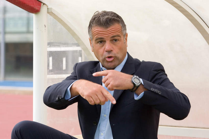 西方人,一个人,商务人士,商务男性,栏杆,坐,说,横图,室外,白天,正面,衬衫,讨论,欧洲,欧洲人,仅一个男性,仅一个人,仅一个中年男性,套装,时间,扶手,时钟,手表,计时,护栏,钟表,手势,教练,表,腕表,商务装,工薪阶层,交流,男人,男性,中年男性,白种人,白领,上班族,钟,沟通,讲话,交谈,商讨,说话,谈话,坐着,半身,彩图,衬衣