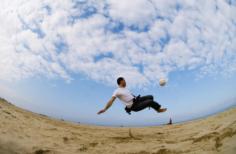 西方人,一个人,跳,伸展双臂,横图,室外,白天,广角镜头,鱼眼镜头,仰视,足球,沙滩,欧洲,欧洲人,仅一个男性,仅一个人,踢,阴影,服装,裤子,光线,沙子,影子,海岸,云,云朵,足球装备,沙地,半空,训练,云彩,扭头,牛仔裤,休闲装,光脚,运动器械,仅一个年轻男性,衣服,蓝色,白云,蓝天,天空,阳光,天,转头,休闲,赤脚,休闲服,踢球,健身器械,服饰,晴朗,练习,健身器材,蹴鞠,操练,实习,足球运动,男人,男性,年轻男性,白种人,海滩,晴空,敞开双臂,伸开双臂,跳跃,展开双肩,张开手臂,张开双臂,彩图,低角度拍摄,全身,运动器材