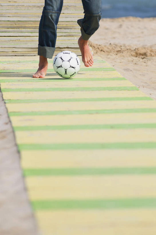 西方人,腿部,脚,脚趾,脚趾甲,腿,一个人,站,跑,竖图,俯视,室外,特写,白天,锻炼,运动,足球,沙滩,欧洲,欧洲人,仅一个男性,仅一个人,阴影,条纹,服装,裤子,朦胧,模糊,光线,沙子,影子,海岸,足球装备,轨道,沙地,训练,牛仔裤,休闲装,光脚,运动器械,仅一个年轻男性,衣服,黄色,阳光,站着,休闲,赤脚,休闲服,踢球,健身器械,服饰,有机食品,绿色食品,练习,健身器材,蹴鞠,操练,实习,体育,足球运动,男人,男性,年轻男性,白种人,脚指甲,海滩,跑步,站立,半身,彩图,高角度拍摄,健身,运动器材