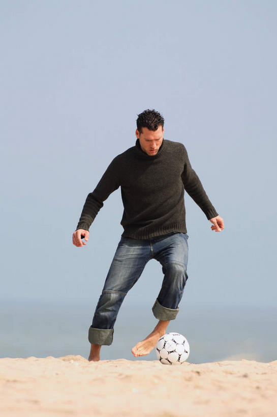 西方人,一个人,跑,竖图,室外,白天,正面,锻炼,运动,足球,沙滩,欧洲,欧洲人,仅一个男性,仅一个人,阴影,服装,裤子,朦胧,模糊,光线,沙子,影子,海岸,云,云朵,足球装备,沙地,训练,云彩,扭头,注视,牛仔裤,休闲装,光脚,运动器械,仅一个年轻男性,衣服,蓝色,白云,蓝天,天空,阳光,天,观察,看,转头,休闲,赤脚,休闲服,踢球,健身器械,服饰,晴朗,观看,察看,练习,关注,健身器材,蹴鞠,操练,实习,体育,足球运动,男人,男性,年轻男性,白种人,海滩,晴空,跑步,彩图,全身,健身,运动器材