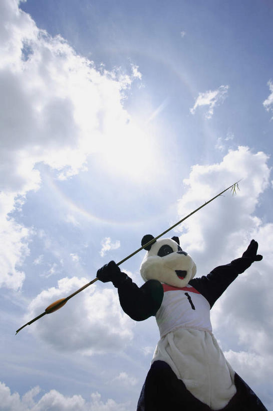 东方人,一个人,站,伸展双臂,笑,微笑,露齿笑,竖图,室外,白天,仰视,运动服,锻炼,运动,竹子,野生动物,熊猫,亚洲,仅一个男性,仅一个人,握,阴影,服装,光线,标志,数字,文字,影子,字符,云,云朵,拿,云彩,拿着,注视,黄种人,标识,树枝,仅一个年轻男性,衣服,蓝色,白云,蓝天,天空,阳光,动物,天,观察,看,站着,可爱,模仿,握着,阿拉伯数字,服饰,活泼,晴朗,观看,察看,模拟,衣着,穿着,关注,大熊猫,演出服,猫熊,衣饰,摹拟,体育,男人,男性,年轻男性,亚洲人,晴空,敞开双臂,伸开双臂,展开双肩,站立,张开手臂,张开双臂,半身,彩图,低角度拍摄,健身,运动装