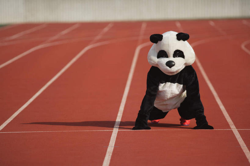 东方人,一个人,体育馆,运动场,蹲,笑,微笑,露齿笑,横图,室外,白天,正面,运动服,锻炼,运动,野生动物,熊猫,亚洲,仅一个男性,仅一个人,准备,阴影,服装,光线,标志,数字,文字,线,影子,字符,跑道,注视,黄种人,标识,体育场,仅一个年轻男性,衣服,红色,白色,阳光,动物,扶,观察,看,可爱,模仿,阿拉伯数字,服饰,活泼,田径场,观看,察看,模拟,扶着,衣着,穿着,关注,标线,预备,大熊猫,演出服,运动馆,猫熊,衣饰,摹拟,体育,男人,男性,年轻男性,亚洲人,蹲着,彩图,全身,健身,运动装