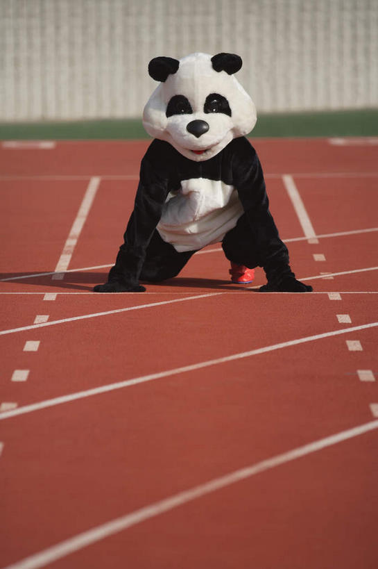 东方人,一个人,体育馆,运动场,蹲,笑,微笑,露齿笑,竖图,室外,白天,正面,运动服,锻炼,运动,野生动物,熊猫,亚洲,仅一个男性,仅一个人,准备,阴影,服装,朦胧,模糊,光线,标志,数字,文字,线,影子,字符,跑道,注视,黄种人,标识,体育场,仅一个年轻男性,衣服,红色,白色,阳光,动物,扶,观察,看,可爱,模仿,阿拉伯数字,服饰,活泼,田径场,观看,察看,模拟,扶着,衣着,穿着,关注,标线,预备,大熊猫,演出服,运动馆,猫熊,衣饰,摹拟,体育,男人,男性,年轻男性,亚洲人,蹲着,彩图,全身,健身,运动装