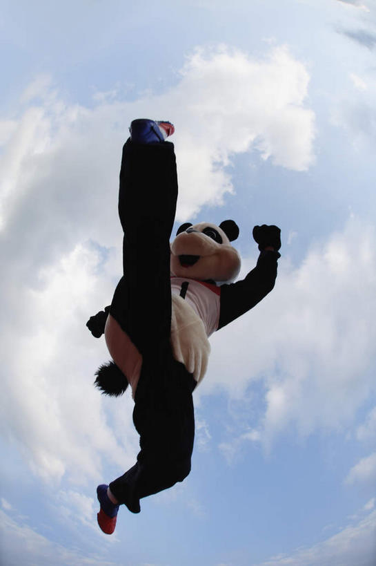 东方人,一个人,跳,笑,微笑,露齿笑,竖图,室外,白天,仰视,运动服,运动鞋,锻炼,运动,野生动物,熊猫,鞋子,亚洲,仅一个男性,仅一个人,阴影,服装,光线,标志,数字,文字,影子,字符,云,云朵,半空,云彩,注视,黄种人,标识,仅一个年轻男性,衣服,红色,蓝色,白云,蓝天,天空,阳光,动物,天,观察,看,可爱,模仿,阿拉伯数字,服饰,活泼,晴朗,观看,察看,模拟,衣着,穿着,关注,大熊猫,演出服,猫熊,衣饰,摹拟,体育,男人,男性,年轻男性,亚洲人,晴空,跳跃,彩图,低角度拍摄,全身,健身,运动装