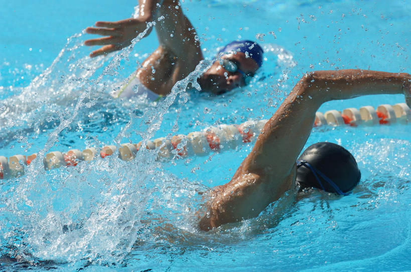 游泳,自由泳,西方人,两个人,运动员,体育馆,游泳池,运动场,举,横图,室内,白天,正面,锻炼,快乐,比赛,运动,竞争,水,帽子,欧洲,欧洲人,飞溅,泳帽,溅,眼镜,液体,泳镜,水池,水滴,水面,娱乐,体育场,泳池,泳道,水珠,蓝色,游泳眼镜,托,休闲,游泳馆,体育运动,喷洒,游泳帽,运动馆,泅水,体育,年轻女性,女人,女性,白种人,体育运动员,运动选手,举起,举手,举着,向上举,向上伸,向上托,半身,彩图,健身