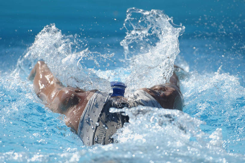 蛙泳,游泳,西方人,一个人,运动员,体育馆,游泳池,运动场,伸展双臂,横图,室内,白天,锻炼,快乐,比赛,运动,竞争,水,欧洲,欧洲人,仅一个男性,仅一个人,飞溅,溅,液体,水池,水滴,水面,娱乐,体育场,泳池,水珠,仅一个年轻男性,背面,蓝色,休闲,游泳馆,体育运动,喷洒,运动馆,泅水,体育,男人,男性,年轻男性,白种人,体育运动员,运动选手,敞开双臂,伸开双臂,展开双肩,张开手臂,张开双臂,半身,彩图,健身