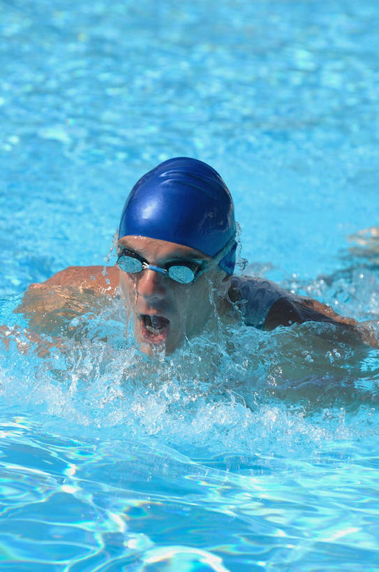 蛙泳,游泳,西方人,一个人,运动员,体育馆,游泳池,运动场,伸展双臂,竖图,室内,白天,正面,锻炼,快乐,比赛,运动,竞争,水,帽子,欧洲,欧洲人,仅一个男性,仅一个人,阴影,泳帽,光线,眼镜,影子,泳镜,水池,水面,娱乐,体育场,泳池,仅一个年轻男性,蓝色,阳光,游泳眼镜,张嘴,休闲,游泳馆,体育运动,游泳帽,张大嘴巴,运动馆,泅水,体育,男人,男性,年轻男性,白种人,张开嘴,体育运动员,运动选手,敞开双臂,伸开双臂,展开双肩,张开手臂,张开双臂,半身,彩图,健身