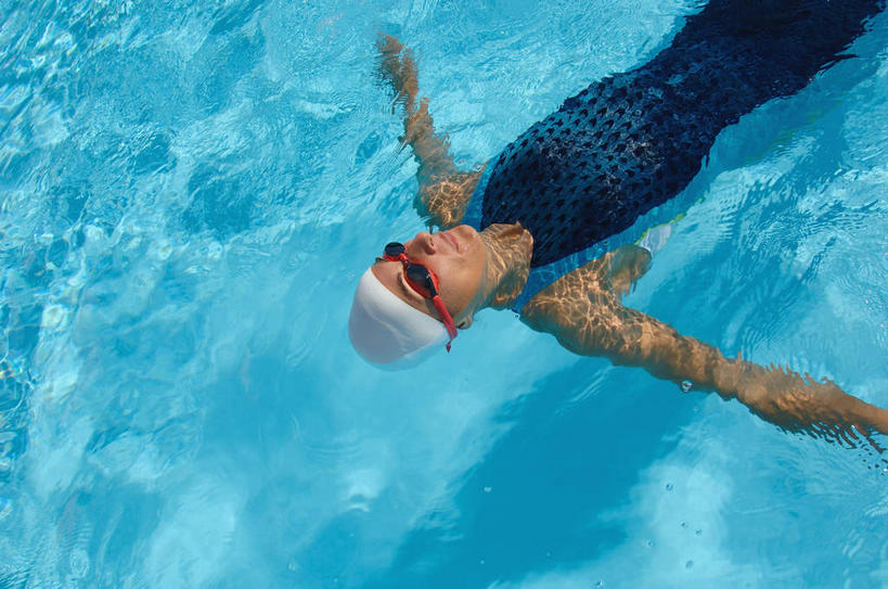 仰泳,西方人,一个人,运动员,体育馆,游泳池,运动场,横图,俯视,室内,白天,锻炼,快乐,比赛,运动,竞争,水,帽子,欧洲,欧洲人,仅一个年轻女性,仅一个女性,仅一个人,泳帽,眼镜,泳镜,水池,水面,娱乐,体育场,泳池,蓝色,游泳眼镜,休闲,游泳馆,体育运动,游泳帽,运动馆,体育,年轻女性,女人,女性,白种人,体育运动员,运动选手,半身,彩图,高角度拍摄,健身