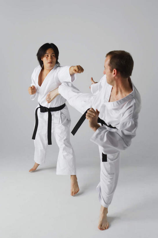 东方人,西方人,腿部,腿,两个人,运动员,站,举,竖图,室内,白天,白色背景,正面,运动服,锻炼,快乐,比赛,运动,竞争,欧洲,欧洲人,亚洲,抬,踢,服装,黄种人,娱乐,腰带,相视,衣服,白色,黑色,托,握拳,站着,休闲,面对面,摄影,服饰,影棚,对视,打击,攻击,体育运动,衣着,穿着,黑带,出拳,袭击,空手道,相对,抬着,配饰,相看,对手,裤带,衣饰,敌手,进犯,进击,体育,男人,男性,年轻男性,白种人,亚洲人,体育运动员,运动选手,举起,举手,举着,向上举,向上伸,向上托,站立,彩图,全身,影棚拍摄,健身,拍摄,运动装