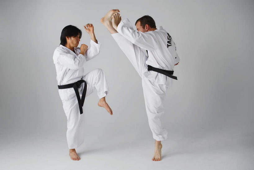 东方人,西方人,腿部,腿,两个人,运动员,站,举,横图,室内,白天,白色背景,侧面,运动服,锻炼,快乐,比赛,运动,竞争,欧洲,欧洲人,亚洲,抬,踢,服装,黄种人,娱乐,腰带,相视,衣服,白色,黑色,托,站着,休闲,面对面,摄影,服饰,影棚,对视,体育运动,衣着,穿着,黑带,空手道,相对,抬着,配饰,相看,对手,裤带,抵抗,反抗,衣饰,敌手,体育,男人,男性,年轻男性,白种人,亚洲人,体育运动员,运动选手,举起,举手,举着,向上举,向上伸,向上托,站立,彩图,全身,影棚拍摄,健身,拍摄,抵挡,抵御,运动装,抵当